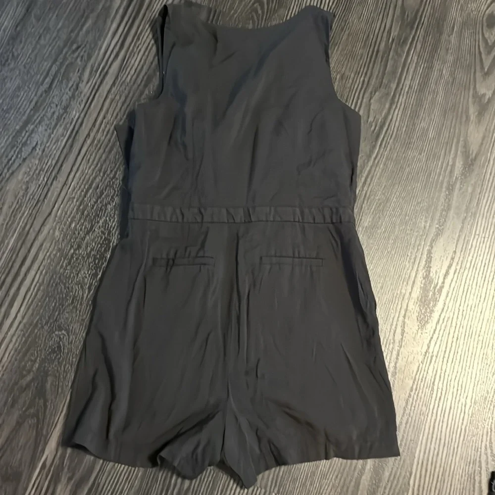 🍍LOFT PETITES ROMPER🍍SZ 10P🍍PIT TO PIT 17”🍍LENGTH 32”🍍3.5 inseam🍍waist 15”